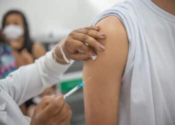 Aplicação da vacina bivalente contempla público maior de 18 anos nesta sexta (26) em Araxá; confira outros públicos