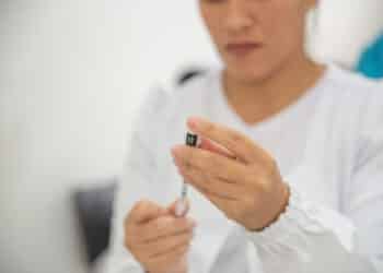 Aplicação da vacina bivalente contempla público maior de 18 anos nesta segunda (29) em Araxá; confira outros públicos