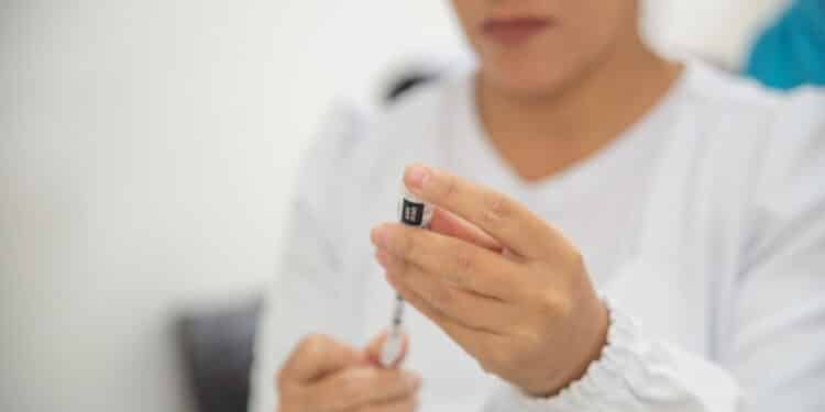 Aplicação da vacina bivalente contempla público maior de 18 anos nesta segunda (29) em Araxá; confira outros públicos