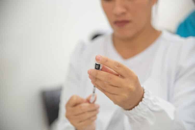 Aplicação da vacina bivalente contempla público maior de 18 anos nesta segunda (29) em Araxá; confira outros públicos