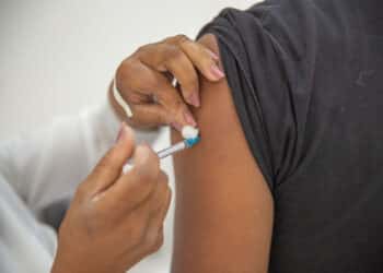 Aplicação da vacina bivalente contempla público maior de 18 anos nesta quarta (31) em Araxá; confira outros públicos