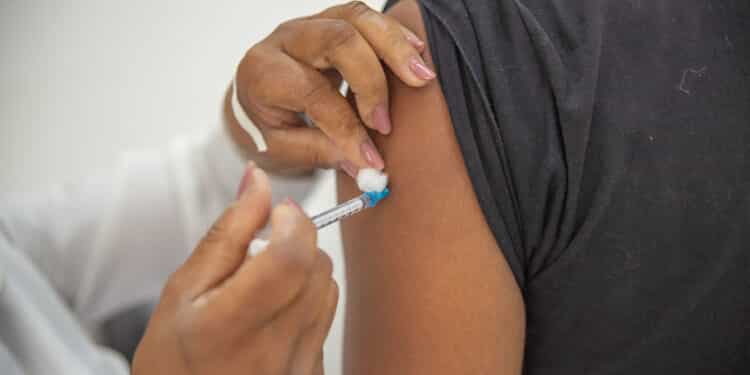 Aplicação da vacina bivalente contempla público maior de 18 anos nesta quarta (31) em Araxá; confira outros públicos