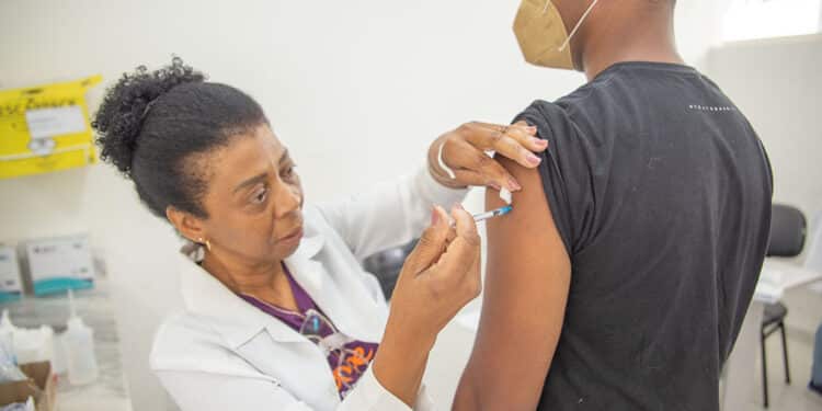 Aplicação da vacina bivalente contempla público maior de 18 anos nesta terça (9) em Araxá; confira outros públicos