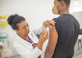 Aplicação da vacina bivalente contempla público maior de 18 anos nesta terça (23) em Araxá; confira outros públicos