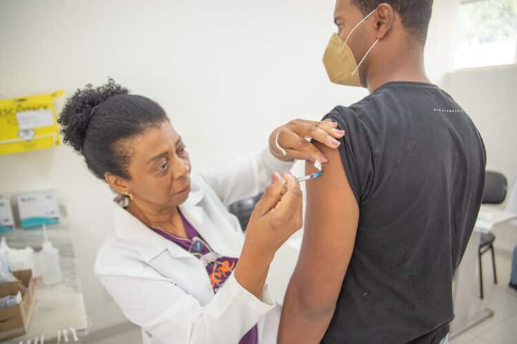 Aplicação da vacina bivalente contempla público maior de 18 anos nesta terça (23) em Araxá; confira outros públicos