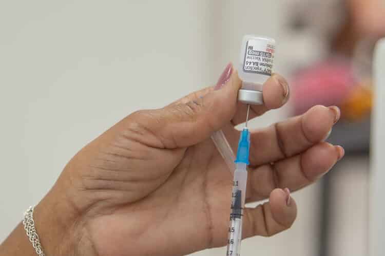 Saúde convoca público infantil para vacina monovalente contra a Covid-19 nesta quarta (24); confira outros públicos