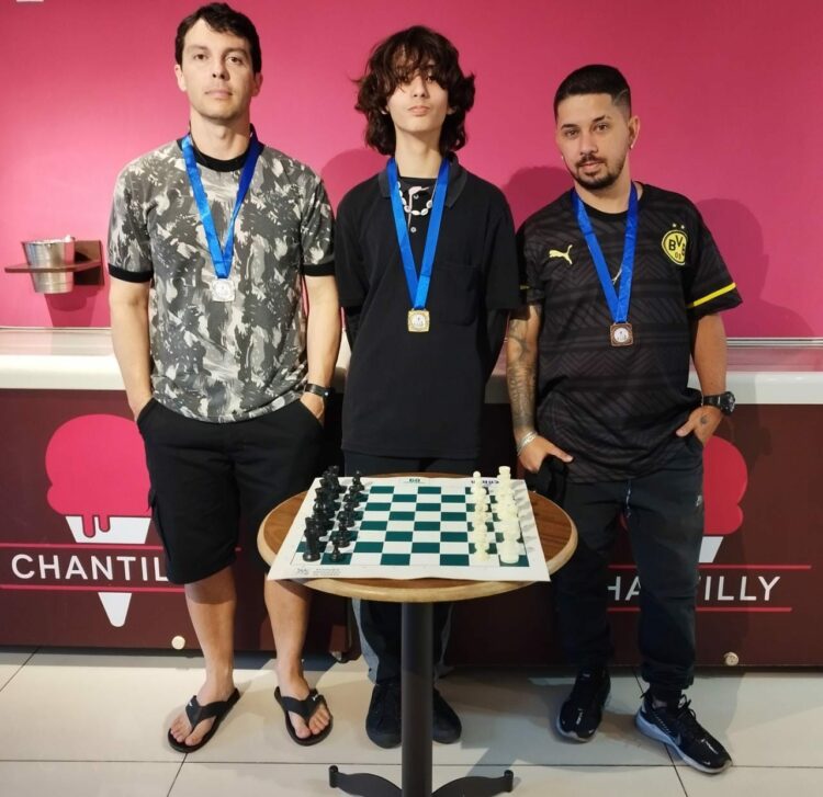 Enxadrista da Academia Araxaense de Xadrez Bruno Alexandre é campeão da 7ª Copa Chantilly de Xadrez
