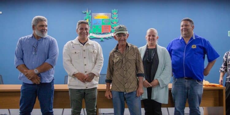 Prefeitura de Araxá e Lions Club entregam óculos de grau para pessoas carentes