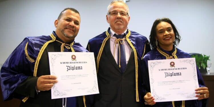 Academia Araxaense de Letras dá posse a novos membros em evento no Uniaraxá