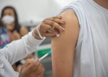 Saúde convoca população de 5 a 11 anos para vacina monovalente contra a Covid-19 nesta segunda (15); confira outros públicos