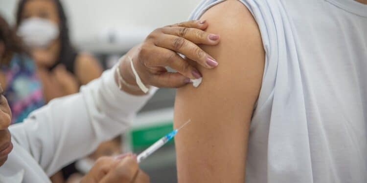 Saúde convoca população de 5 a 11 anos para vacina monovalente contra a Covid-19 nesta segunda (15); confira outros públicos