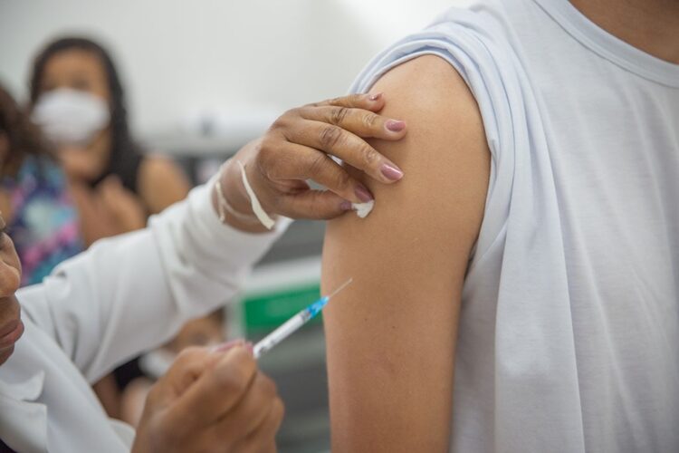 Saúde convoca população de 5 a 11 anos para vacina monovalente contra a Covid-19 nesta segunda (15); confira outros públicos