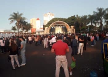 Público prestigia show de João Bosco e Orquestra Ouro Preto em Araxá.