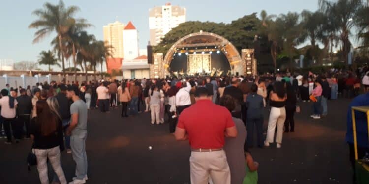 Público prestigia show de João Bosco e Orquestra Ouro Preto em Araxá.