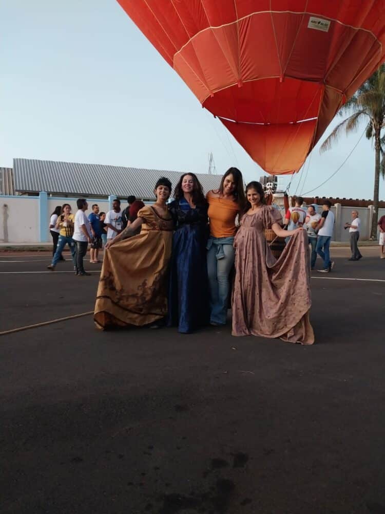 Cia Base apresenta “As mulheres do sol e o balão” em Araxá.