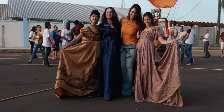 Cia Base apresenta “As mulheres do sol e o balão” em Araxá.