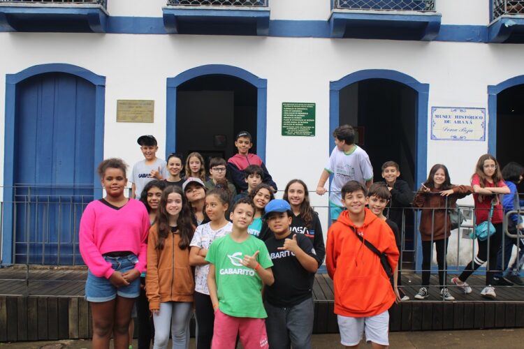 Projeto Raízes promove a visita de 80 alunos de Uberaba e Uberlândia aos pontos turísticos de Araxá