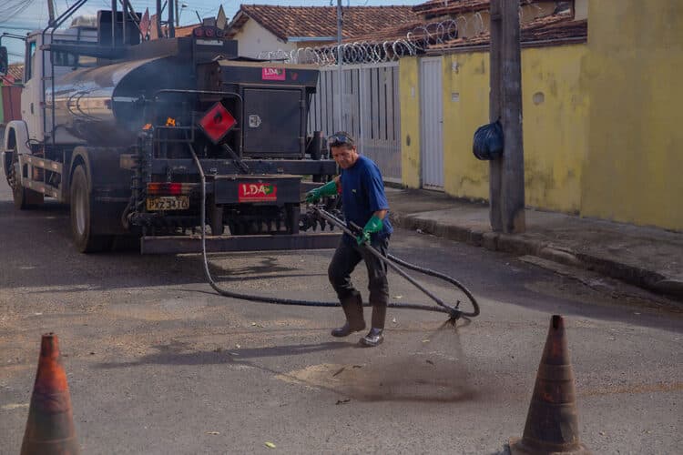 Prefeitura de Araxá revitaliza diversas ruas do bairro Domingos Zema