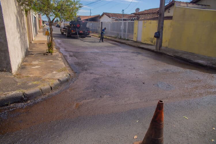 Prefeitura de Araxá revitaliza diversas ruas do bairro Domingos Zema