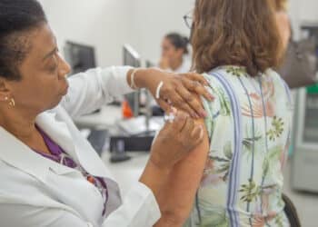 Aplicação da vacina bivalente contempla público maior de 18 anos nesta sexta (02) em Araxá; confira outros públicos