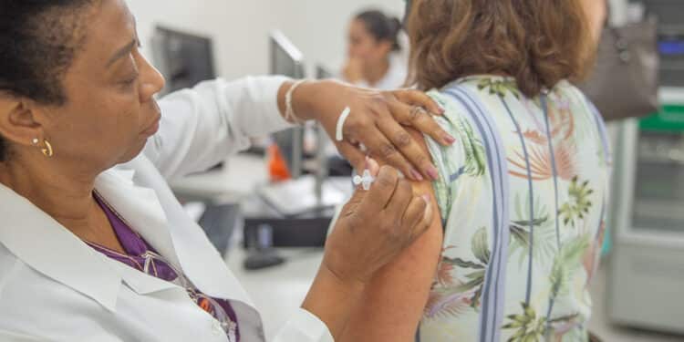 Aplicação da vacina bivalente contempla público maior de 18 anos nesta sexta (02) em Araxá; confira outros públicos