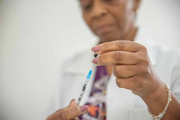 Confira o cronograma de vacinação contra a Covid-19 para esta segunda-feira (19)