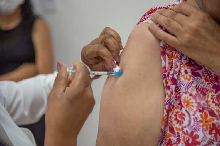 Confira o cronograma de vacinação contra a Covid-19 para esta terça-feira (20)