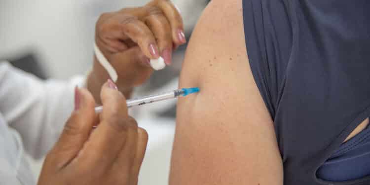 Confira o cronograma de vacinação contra a Covid-19 para esta segunda-feira (26)