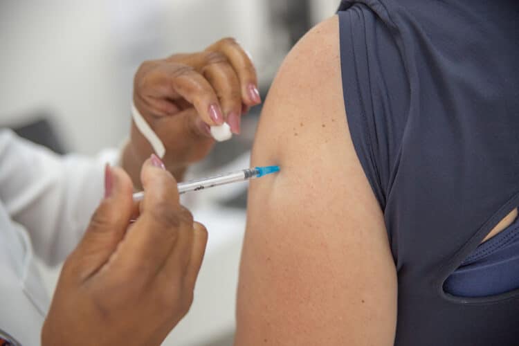 Confira o cronograma de vacinação contra a Covid-19 para esta segunda-feira (26)