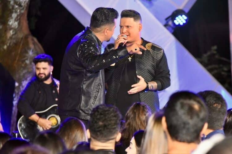 Vitor & Versol: novo fenômeno do sertanejo grava DVD memorável em Minas Gerais