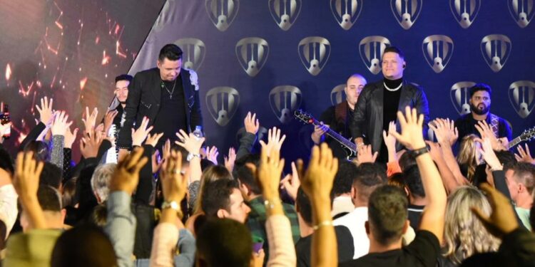 Vitor & Versol: novo fenômeno do sertanejo grava DVD memorável em Minas Gerais