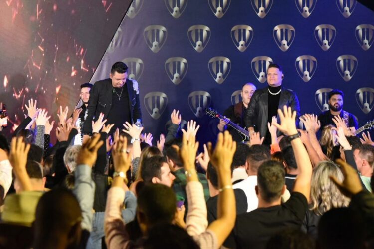 Vitor & Versol: novo fenômeno do sertanejo grava DVD memorável em Minas Gerais
