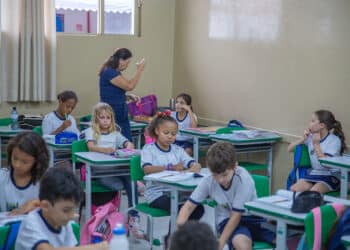 Intérpretes em Libras garantem inclusão nas escolas da Prefeitura de Araxá