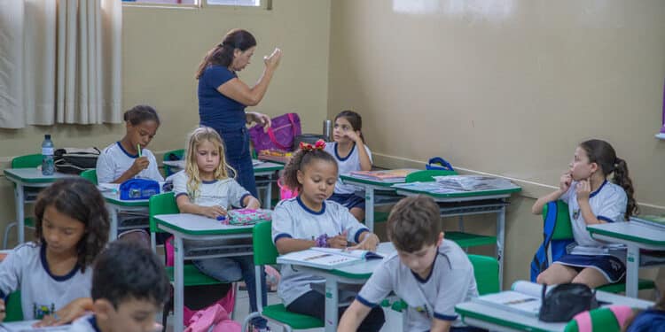 Intérpretes em Libras garantem inclusão nas escolas da Prefeitura de Araxá