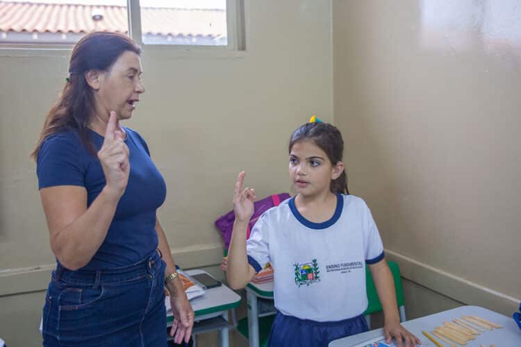 Intérpretes em Libras garantem inclusão nas escolas da Prefeitura de Araxá