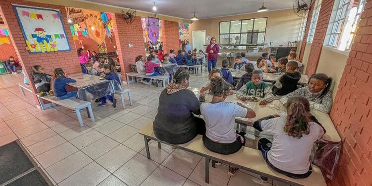 Merenda Escolar contempla mais de 13 mil alunos com alimentação saudável na Rede de Ensino da Prefeitura de Araxá