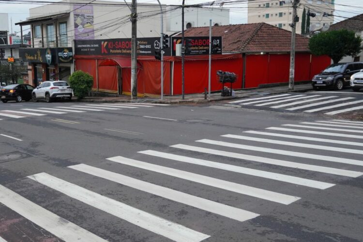 Prefeitura de Araxá realiza manutenção de sinalização em ruas e avenidas