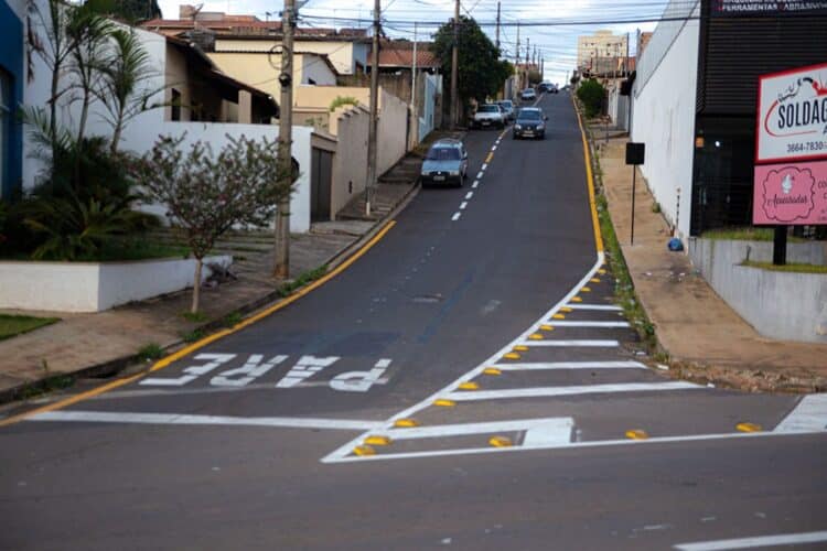 Prefeitura de Araxá realiza manutenção de sinalização em ruas e avenidas