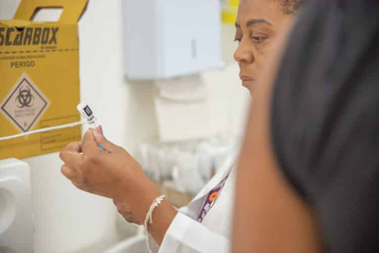 Confira o cronograma de vacinação contra a Covid-19 para esta sexta-feira (14)