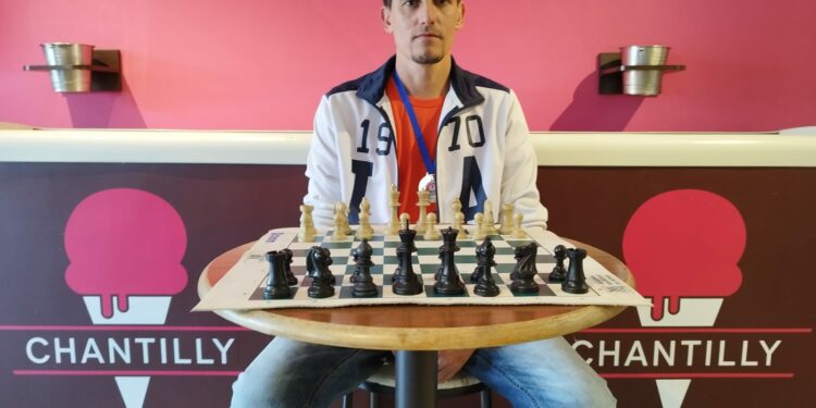 Cleber Antônio é campeão da 12ª Copa Chantilly de Xadrez