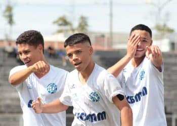 Dínamo sub-17 goleia Manchester, em Araxá