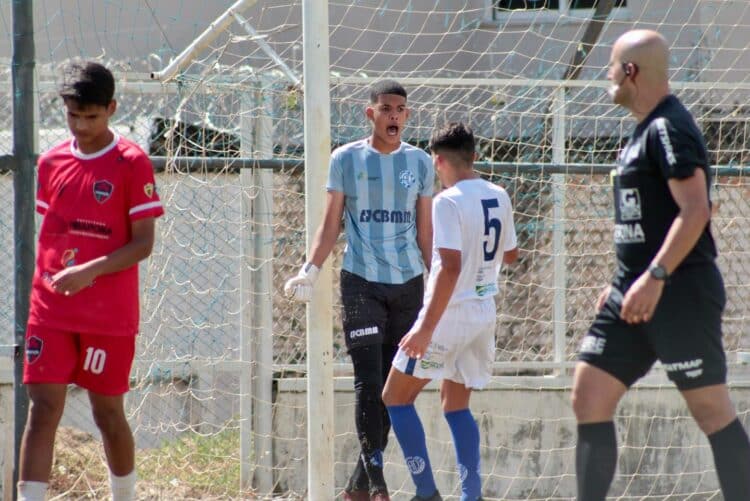 Dínamo sub-17 goleia Manchester, em Araxá