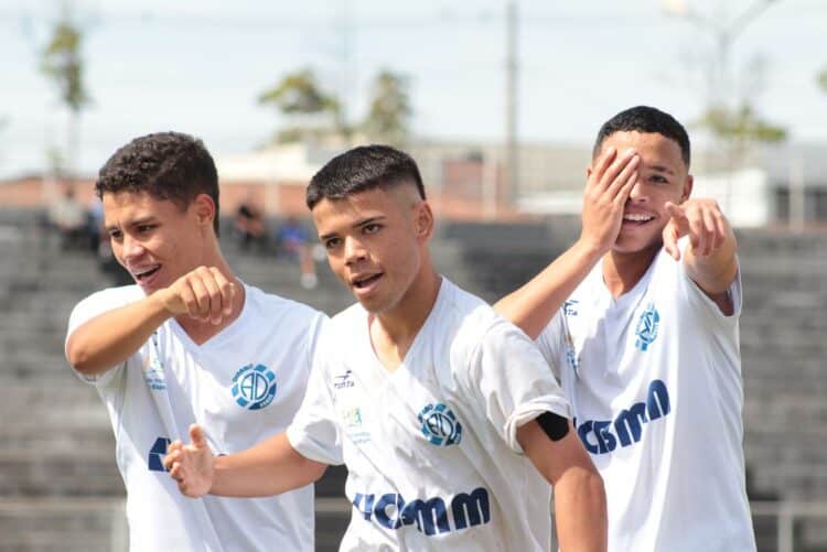 Dínamo sub-17 goleia Manchester, em Araxá