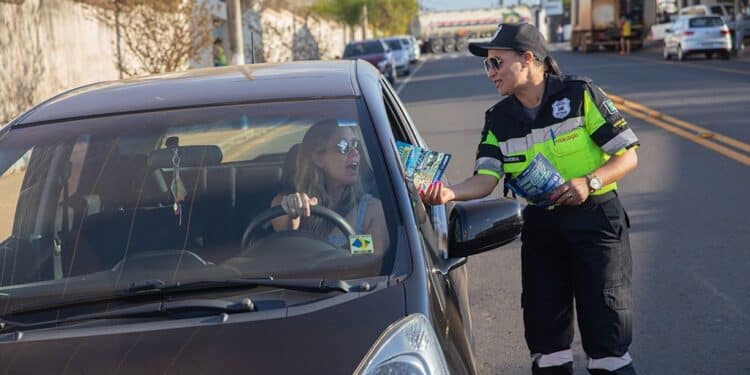 Settrans realiza blitze educativas para orientar mudanças no trânsito da avenida Senador Montandon