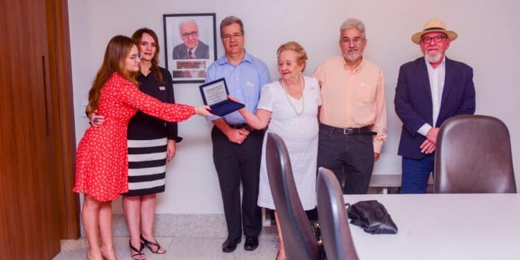 Solenidade póstuma em homenagem ao prof. Emílio Recamonde