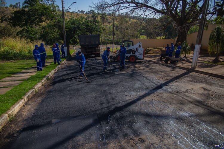 Quatro frentes de trabalho executam a Operação Tapa-Buracos em todos os setores de Araxá