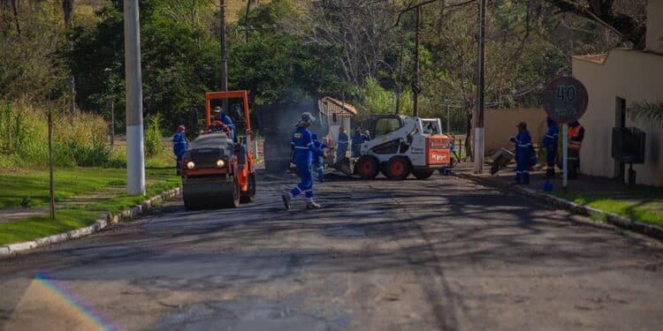 Quatro frentes de trabalho executam a Operação Tapa-Buracos em todos os setores de Araxá