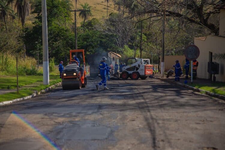 Quatro frentes de trabalho executam a Operação Tapa-Buracos em todos os setores de Araxá