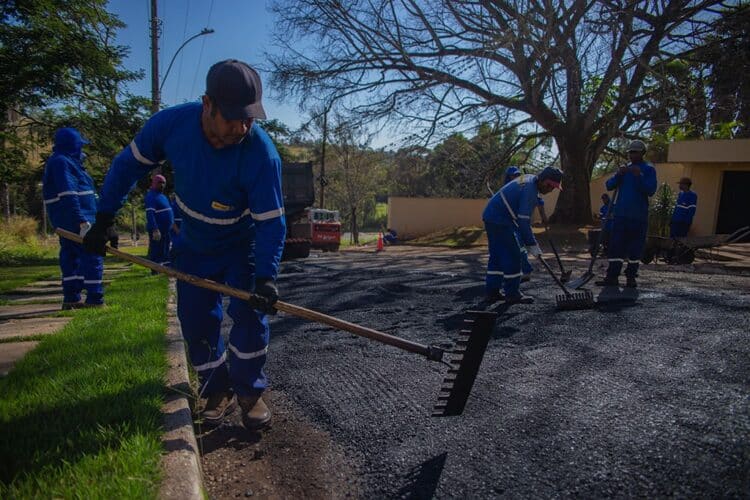 Quatro frentes de trabalho executam a Operação Tapa-Buracos em todos os setores de Araxá