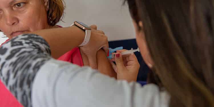 Confira o cronograma de vacinação contra a Covid-19 para esta sexta-feira (18)